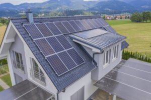 kit energia solar residencial no teto de uma casa