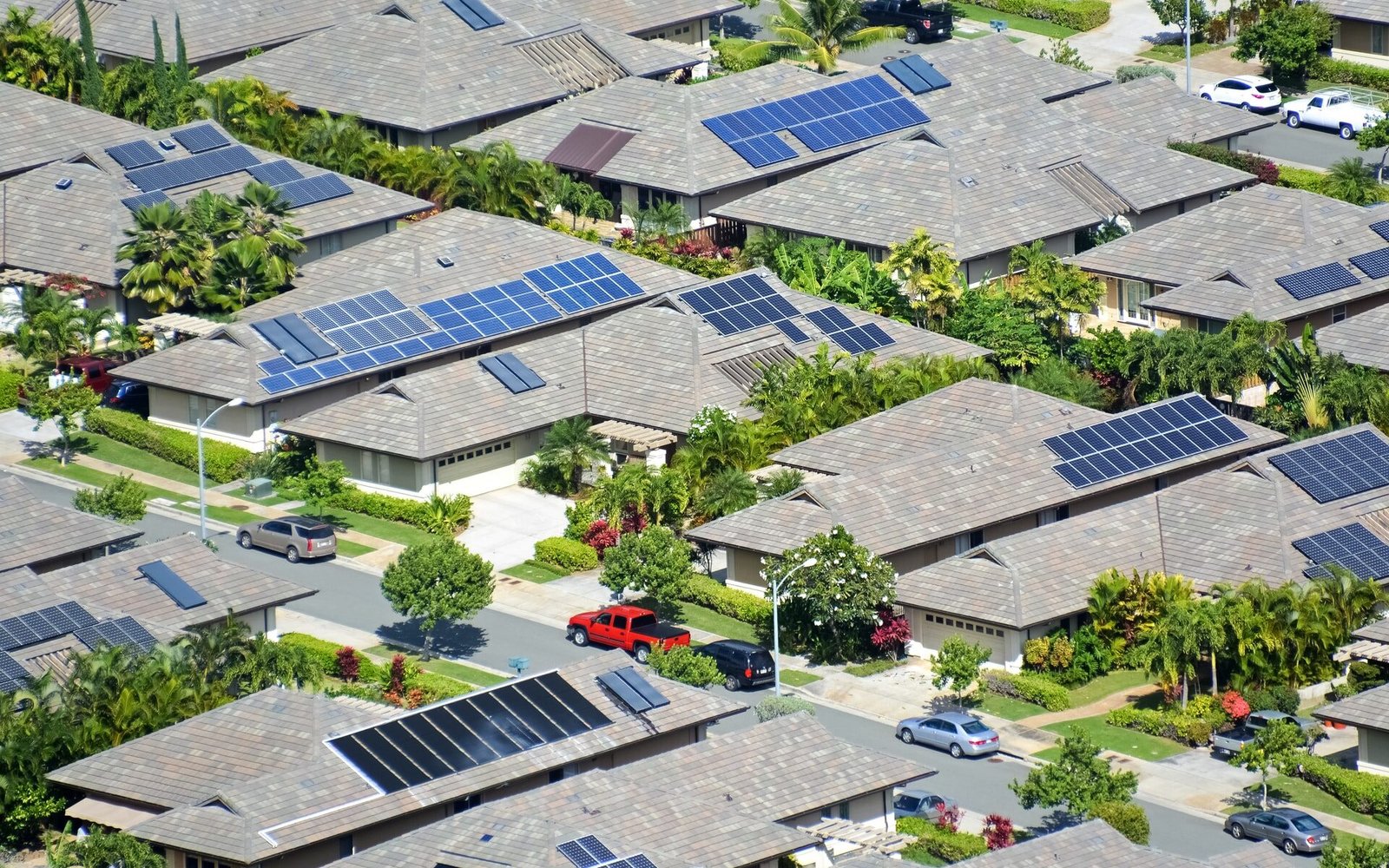 bairro repleto de casas com placa de energia solar residencial
